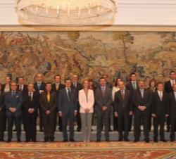 Fotografía de grupo de Su Alteza Real la Infanta Doña Elena con una representación de los organizadores y colaboradores de la XIV edición de la campañ